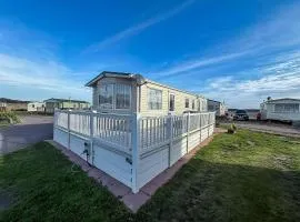 Ref 40035Nd - Superb Caravan With Decking & Free Wifi At North Denes Holiday Park