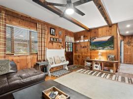 Cozy Cabin Retreat Near Top Attractions!，位于Beaver Dams的酒店