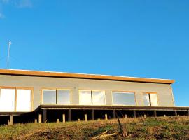 Casa de campo chiloe pugue&ntilde;un ancud，位于安库德的带泳池的酒店