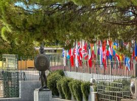 Vintage house overlooking the statue of Leonidas，位于斯巴达的酒店