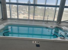 Luxury Condo with Hottub, outdoor firepit & Bowlin，位于基奇纳的酒店