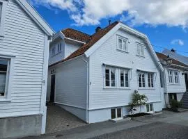 Family-Friendly House in Mandal Old Town with 13 Beds