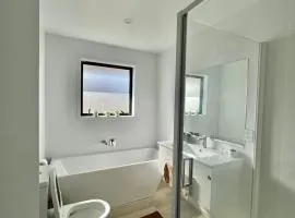 Room and Private Bathroom in Woodend