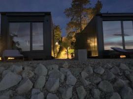 Casa Slarku - Luxury Container Houses，位于米什科尔茨的带停车场的酒店