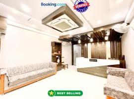 V - NEW HOTEL - ND & P PREMIUM - The Point of Kashi - Near Kashi Vishwanath Temple !! - Free Wi-Fi and Parking Facilities # Fully Air Conditioned Hotel - Best Hotel In Varanasi，位于Rāmnagar的酒店
