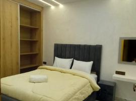 Maison confortable Familiale au plein milieu d'Oujda, bien &eacute;quip&eacute;e et s&eacute;curis&eacute;e avec 2 chambres et salon moderne et un garage pour le v&eacute;hicule, cuisine et un douche moderne et une toilette marocaine，位于乌季达的乡村别墅
