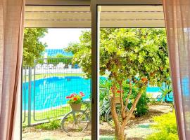 GW009 Gugel Waves Patio and Pool Seaview Apartment，位于纳哈里亚的带泳池的酒店