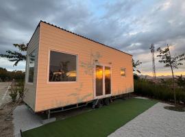 Tiny House Base Camp Granada Camping，位于杜尔卡尔的小屋