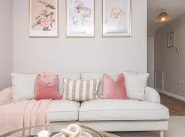 Stylish 5-Bed Townhouse In Wakefield