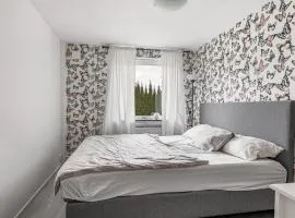 Rum i modern stor & ljus villa nära centrum