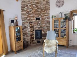 Charming loft apartment with fireplace，位于Scheuring的酒店