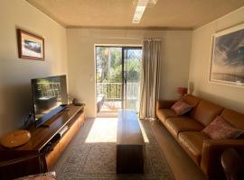 On The Jetty Lake-view Apartment，位于Long Jetty的酒店