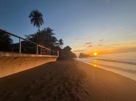 Birdies Nest Upper 2 Bedroom Beach View，位于Black Rock的酒店