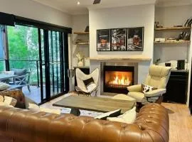 Lake Breeze - lakeside, bushland escape, with plunge pool