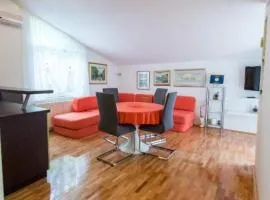One-Bedroom Apartment With Lake View