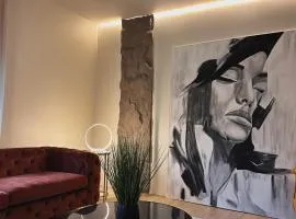 Private Patio and Parking KING BED Elegant Retreat