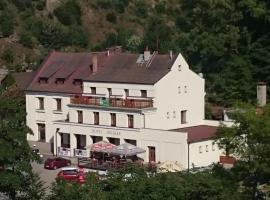 Hotel Helikar，位于Podkost的酒店