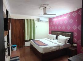 Hotel The River Front at Delhi Airport，位于加姆布的宠物友好酒店