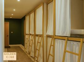 Golden Cage Heritage Hostel，位于登巴萨的酒店