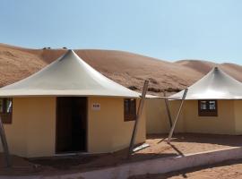 Al Salam Camp Bidiyah，位于Qābil的带停车场的酒店