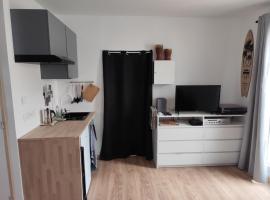 Charmant studio indépendant en RDC chez Cyril et Stéph，位于Millas的酒店