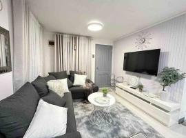 3BR Home Near Clark Airport-Private Pool-Parking-Kitchen-Hi Speed WiFi and Entertainment，位于安吉利斯的酒店
