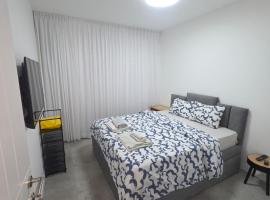 Квартира с современным ремонтом，位于纳哈里亚的酒店