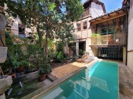 Dúplex independiente con acceso a patio y piscina La nueva Candeleda，位于坎德莱达的酒店