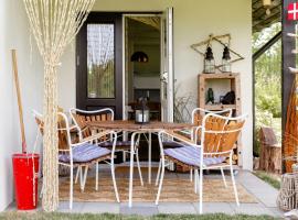 Romantic Island Cottage In Cosy Style Near Beach，位于马里博的酒店