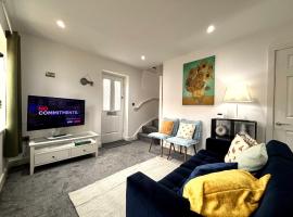 2 Bedroom House - Private Parking - Central，位于桑德巴奇的酒店