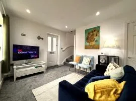 2 Bedroom House - Private Parking - Central