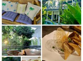 Skylodge B&B - Bali Jungle Retreat with Fine Dining & Eco Pool，位于Bukti的酒店