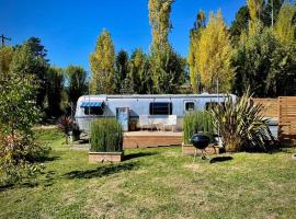 Peaceful Farm Airstream Camper Retreat - Hot Tub，位于尤里卡的酒店