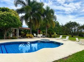 Espectacular finca cerca a Buga，位于Guacarí的酒店