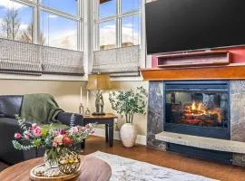 Cozy 2BR Retreat Mountain View with Pool and Hot Tub