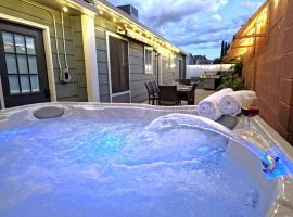 Hot Tub, Game Room, Kayaks, Boat Parking, Backyard, King, Fire Pit, Pets, WD，位于佩吉的酒店