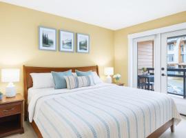 Exciting Rockies 1BR Escape with Hot Tub, Pool and BBQ，位于坎莫尔的酒店