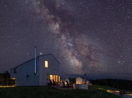 Cedar - Luxury Oceanview Cottage with Hot Tub & Private Beach Access near Cabot Trail，位于Chimney Corner的酒店