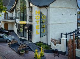 SV Hotel, Restaurant & Airport Parking，位于Todireşti的酒店