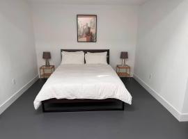 Private guest suite with bathroom and sitting area，位于哈利法克斯的酒店