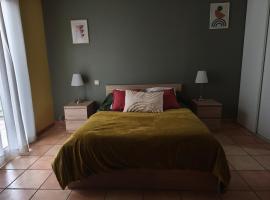 Chambre spacieuse avec bureau et balcon，位于Millas的酒店