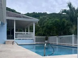 Villa - Sleeps 6 - Pool - Parking - Garden