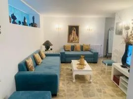 Maison bleue proche de la mer