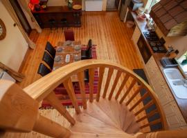 Olli's Summer House - Natural Pool & Jacuzzi optional，位于布里斯托的酒店