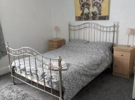 Special Offer Close to Kettering Town End terrace Entire house with shared bathroom kitchen & lounge walking distance to Kettering town Fully equipped house 4 separate rooms Ideal Families Contractors Groups of 4 Offers on longer stays