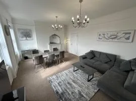 Charming 2-Bed Penthouse - Free Parking