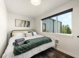 2BR Apartment in DT with Parking