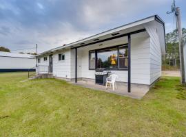 Fishers Retreat Hayward Home, Near ATV Trails!，位于Seeley的酒店