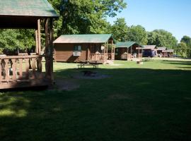 Fremont RV Campground Loft Cabin 4，位于弗里蒙特的度假园