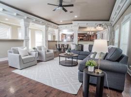 Ranch | 4 Homes | Pool | Sleeps 40，位于Luling的酒店